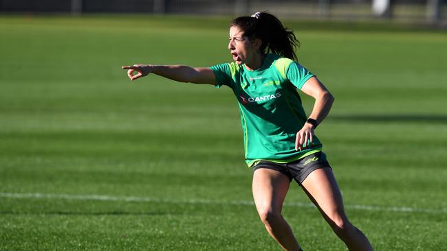 Alicia Quirk gestures during an Australian Women's Rugby Sevens team training session at Moore Park in 2018. (AAP Image/David Moir)