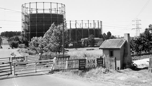 This is how the Toorak Rd crossing at Kooyong looked in 1955, complete with a hut for the workers who operated the railway gates. Picture: Mark Strizik, State Library of Victoria