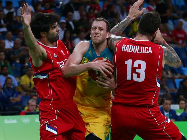 Joe Ingles tries to squeeze through the Serbian defence.