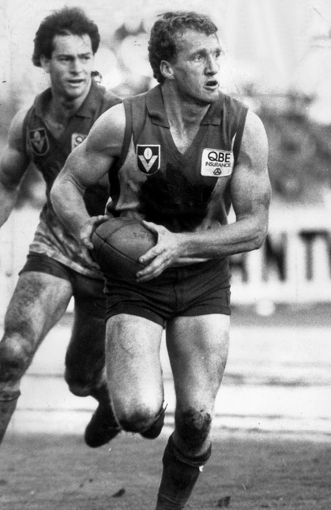 Steve Wright on the burst for the Sydney Swans.