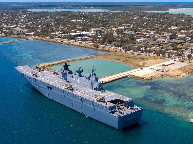 This handout aerial photo taken and released on January 27, 2022 by the Australian Defence Force shows the HMAS Adelaide sitting alongside Nuku'alofa to deliver humanitarian stores and medical supplies following the eruption of undersea volcano Hunga Tonga-Hunga Haâapai on 15 January and the subsequent tsunami. (Photo by POIS Christopher Szumlanski / Australian Defence Force / AFP) / -----EDITORS NOTE --- RESTRICTED TO EDITORIAL USE - MANDATORY CREDIT "AFP PHOTO / Australian Defence Force" - NO MARKETING - NO ADVERTISING CAMPAIGNS - DISTRIBUTED AS A SERVICE TO CLIENTS