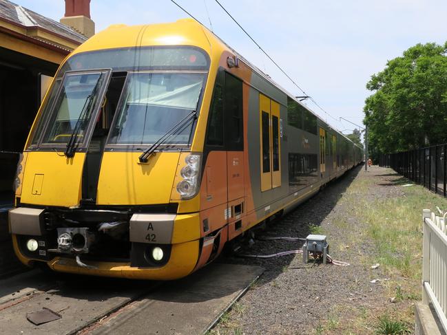 Richmond Train Station rail incident report:  Figure 4: Sydney trains Waratah train, A42, at Richmond Station post-collision