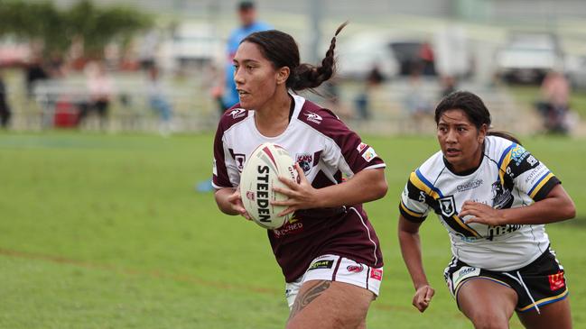 Felice Quinlan runs the ball for Burleigh Bears. Picture: Erick Lucero