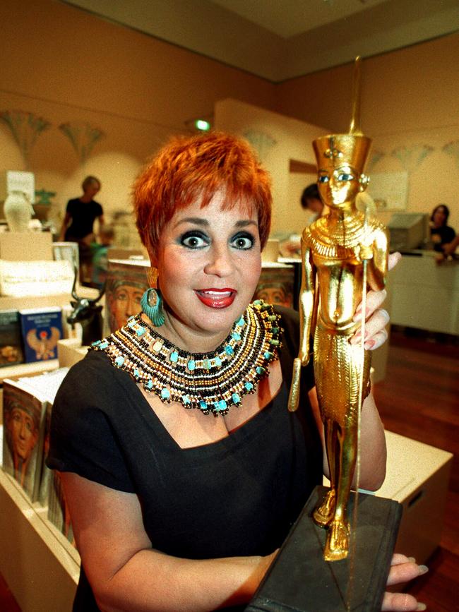 1998: Wills displays a replica of her favourite exhibit from Life And Death Under the Pharoahs exhibition in Adelaide.