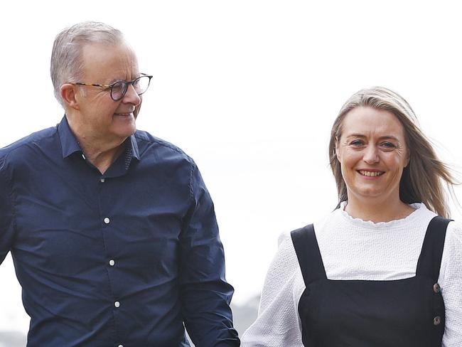 MUST NOTE EMBARGO TILL 16/4/22, NO AUSTRALIAN/ NEWS.COM , WEEKEND TELEGRAPHS SPECIAL. APRIL, 2022. , PLEASE CONTACT WEEKEND PIC EDITOR JEFF DARMANIN BEFORE PUBLISHING.     ,  Federal opposition leader Anthony Albanese and his partner Jodie Haydon. Must credit Sam Ruttyn.