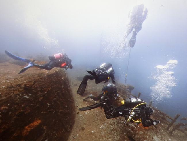 Divers at the ex-HMAS Adelaide as part of the virtual tour.