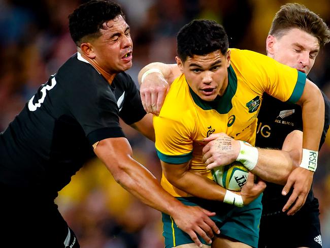 Australia's Noah Lolesio (C) is tackled by New Zealand's Anton Lienert-Brown (L) and Beauden Barrett during the Tri-Nations and Bledisloe Cup rugby match in Brisbane on November 7, 2020. (Photo by Patrick HAMILTON / AFP) / IMAGE RESTRICTED TO EDITORIAL USE - STRICTLY NO COMMERCIAL USE