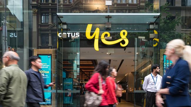 SYDNEY, AUSTRALIA - NewsWire Photos, NOVEMBER 09, 2023: Crowd outside the Optus centre in George Street in Sydney.  Picture: NCA NewsWire / Flavio Brancaleone