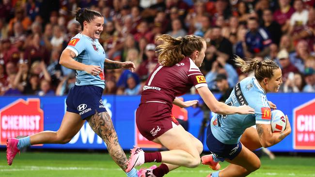 Isabelle Kelly scores a try for the Blues during game one. (Photo by Chris Hyde/Getty Images)