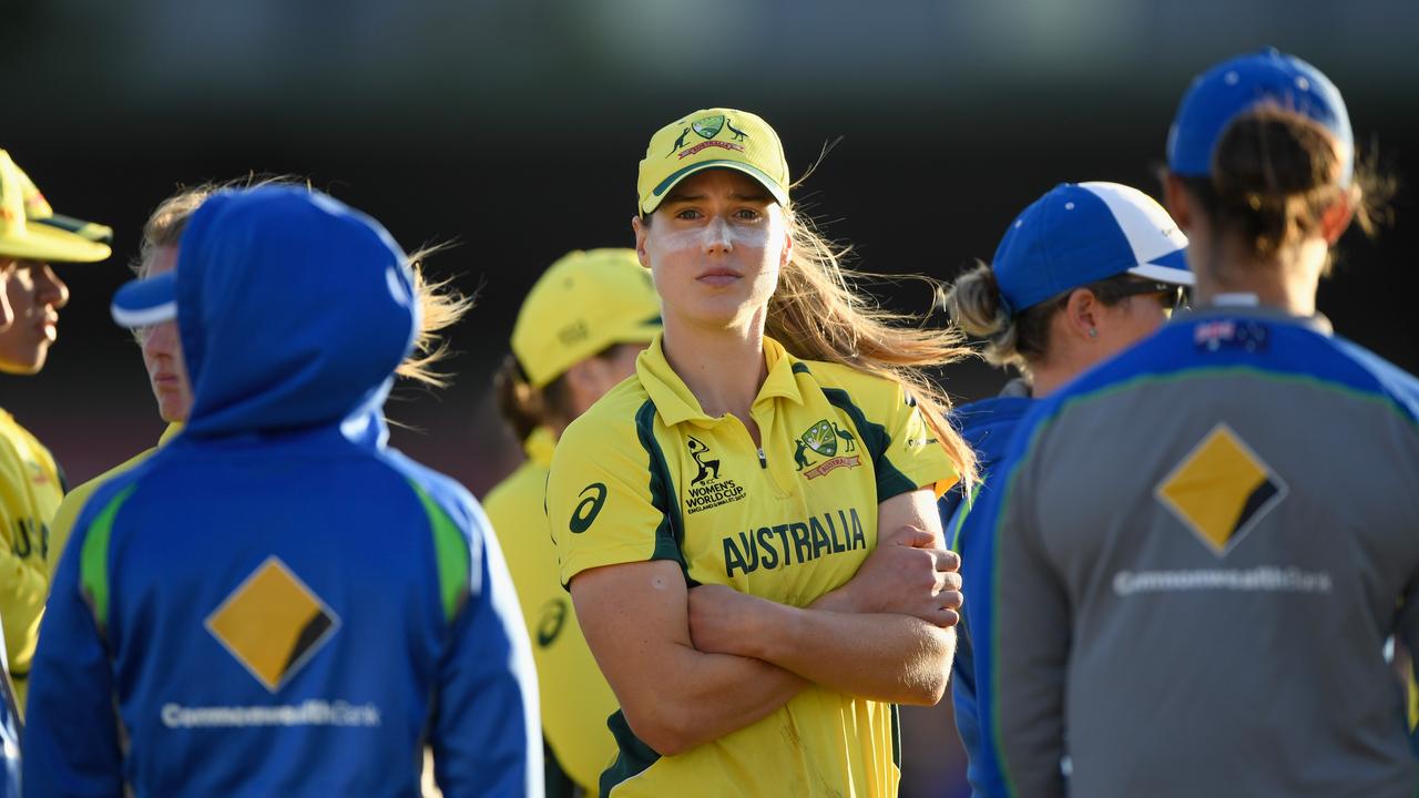 Ellyse Perry bereaksi setelah kekalahan semifinal Piala Dunia 2017 Australia.  Foto: Getty Images