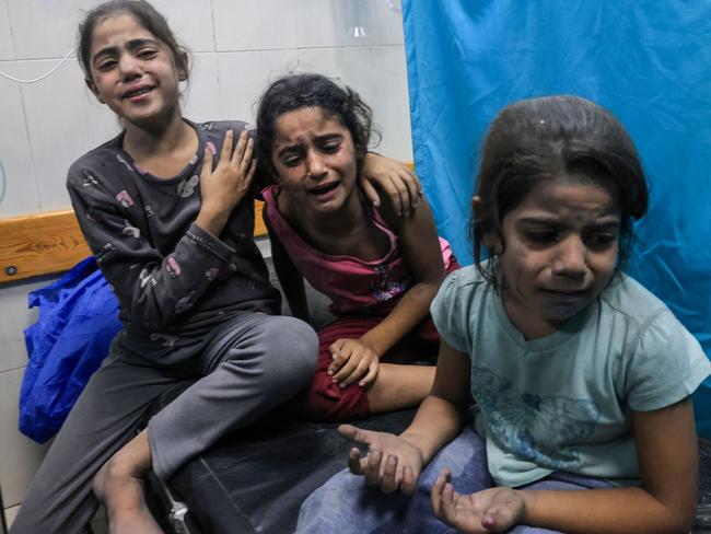 EDITORS NOTE: Graphic content / Palestinian children injured in an Israeli air strike await treatment at the Nasser hospital in Khan Yunis in the southern of Gaza Strip, on October 17, 2023. Thousands of people, both Israeli and Palestinians have died since October 7, 2023, after Palestinian Hamas militants based in the Gaza Strip, entered southern Israel in a surprise attack leading Israel to declare war on Hamas in Gaza on October 8. (Photo by Mahmud HAMS / AFP)