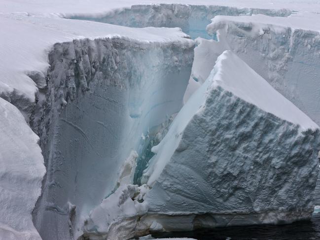 Amery Ice shelf calving © Richard Coleman/Australian Antarctic Division