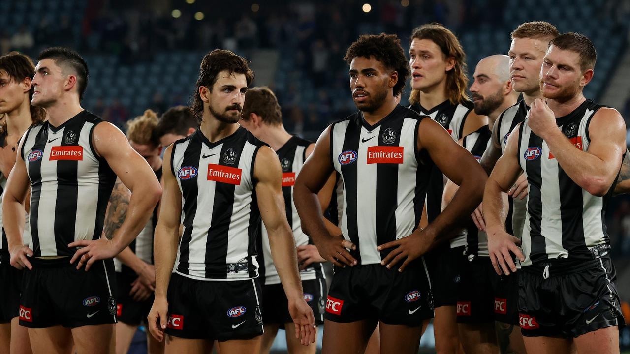 MELBOURNE, AUSTRALIA - MAY 13: Magpies players look dejected after a loss during the 2022 AFL Round 09 match between the Collingwood Magpies and the Western Bulldogs at Marvel Stadium on May 13, 2022 in Melbourne, Australia. (Photo by Michael Willson/AFL Photos via Getty Images)