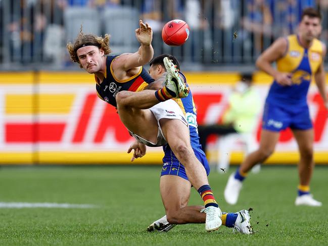 Eagle Tim Kelly gets hold of Crow Sam Berry. Picture: Getty Images