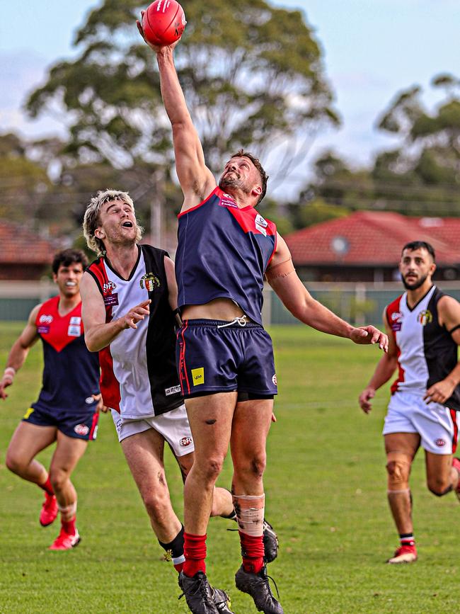 EDFL: Adam Scott wins the tap for Tullamarine. Picture: Aaron Cook