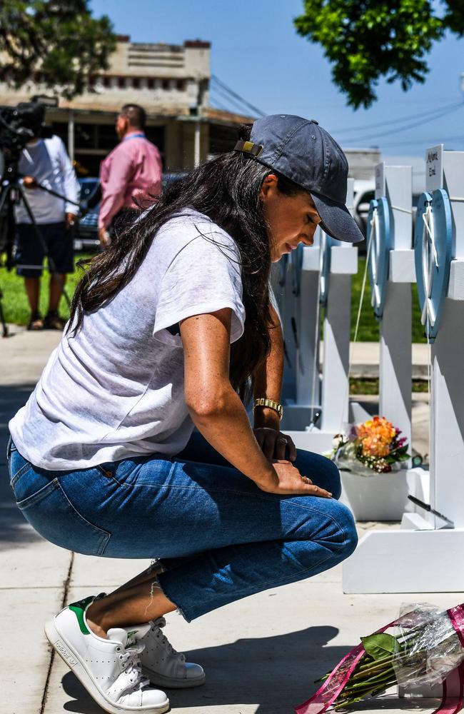 Britain's Meghan, Duchess of Sussex, places flowers as she mourns at a makeshift memorial outside Uvalde County Courthouse. Picture: Chandan Khanna/AFP