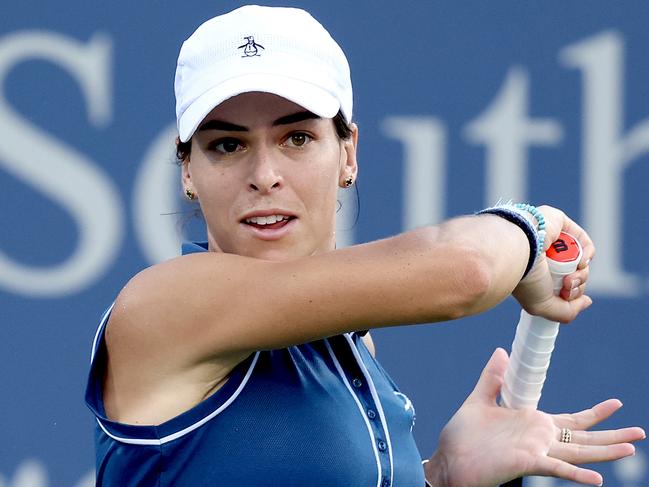 MASON, OHIO - AUGUST 18: Ajla Tomljanovic of Australia returns a shot to Veronika Kudermetova of Russia during the Western & Southern Open at Lindner Family Tennis Center on August 18, 2022 in Mason, Ohio. (Photo by Matthew Stockman/Getty Images)