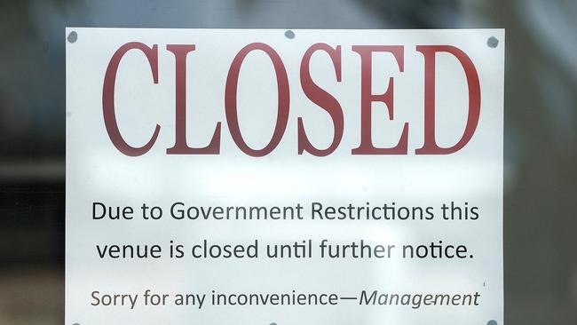 A closed sign is seen at Surfers Paradise business. (AAP Image/Dave Hunt)