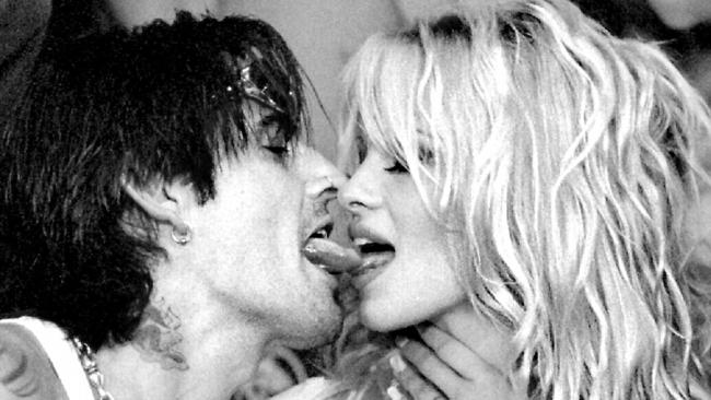 Actor Pamela Anderson and rock star husband Tommy Lee kiss before the fight between Tyson and McNeeley at MGM Grand Garden, 19/08/95 in Las Vegas.