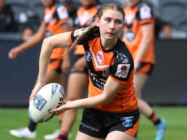 Ellie Barnett looks for a runner. Picture: Warren Gannon Photography