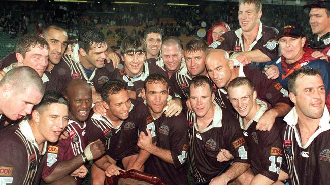 1999 State of Origin at Suncorp/Metway Jun 23 1999 - The Qld team with the shield after winning the series - Back (L-R) Paul Green, Tonie Carroll, Chris McKenna, Martin Lang, Robbie O’Davis, Jason Smith, Shane Webcke, Brad Thorn Jason Hetherington (front L-R) Ben Ikin, Steven (steve) Price, Wendell Sailor, Adrian Lam, Gorden Tallis, Darren Smith, Darren Lockyer & Craig Greenhill.. sport rugby league trophy headshot qld 35/G/17568/13 jersey queensland vs nsw