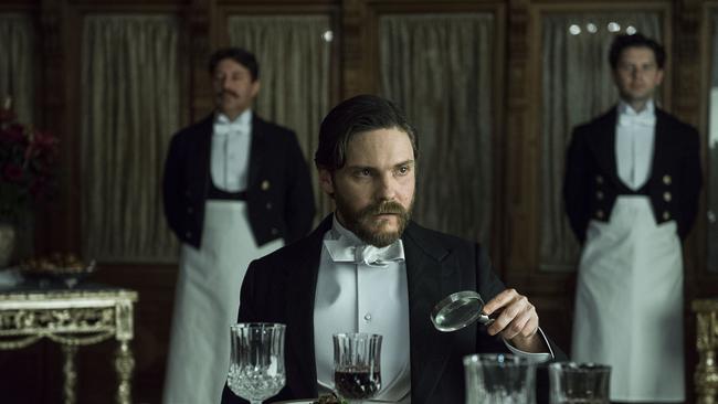 Daniel Brühl as Dr. Laszlo Kreizler in The Alienist.