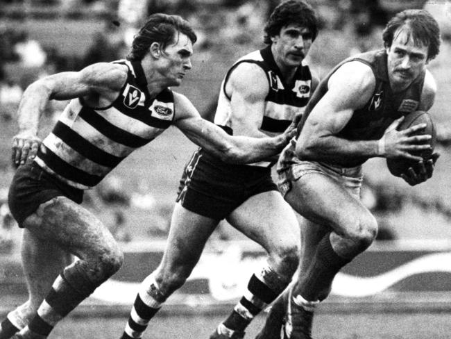 Quinlan breaks away from Geelong’s Ian Nankervis and Gary Malarkey in 1983.