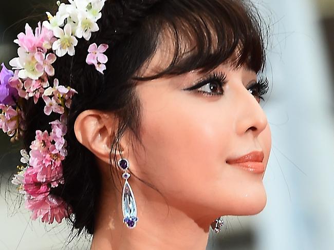 Chinese actress Fan Bingbing poses as she arrives for the screening of the film "Mad Max : Fury Road" during the 68th Cannes Film Festival in Cannes, southeastern France, on May 14, 2015. AFP PHOTO / ANNE-CHRISTINE POUJOULAT