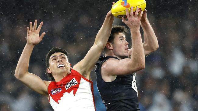 Mitch McGovern stands tall in from of Sydney’s Justin McInerney in the elimination final. Picture: Phil Hillyard