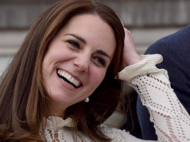 Britain's Catherine, Duchess of Cambridge (R) and Britain's Prince Harry (L) laugh as they host a Special Garden Party at Buckingham Palace in central London on April 13, 2017.  Their Royal Highnesses are hosting a special party in the grounds of Buckingham Palace to honour the children of those who have died serving in the Armed Forces.  / AFP PHOTO / POOL / Andrew Parsons