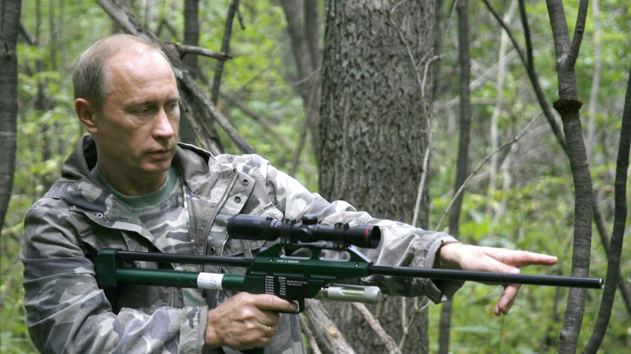 Russian Prime Minister Vladimir Putin holds a tranquilliser gun in a Russian Academy of Sciences reserve in Russia's Far East, 31/08/2008.