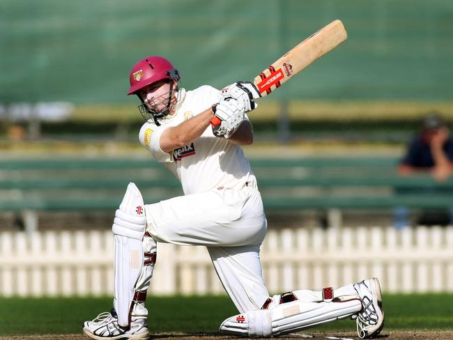 Sheffield Shield. Final. Victoria v Queensland. Junction Oval. Day 5. Martin Love sweeps during his second innings of 104 not out