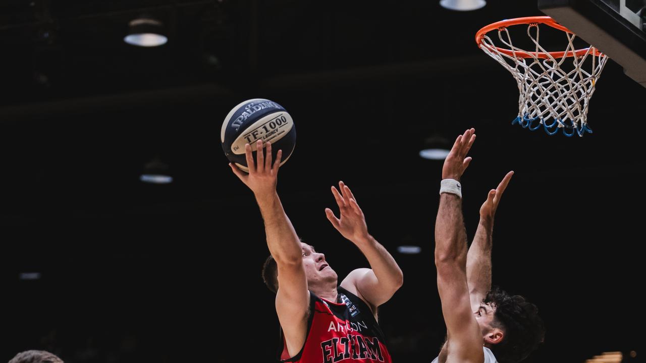 Blagojevic back on court but United lose second close one