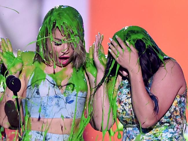 Modern Family actresses Sarah Hyland (L) and Ariel Winter accept award for Favorite Family TV Show.