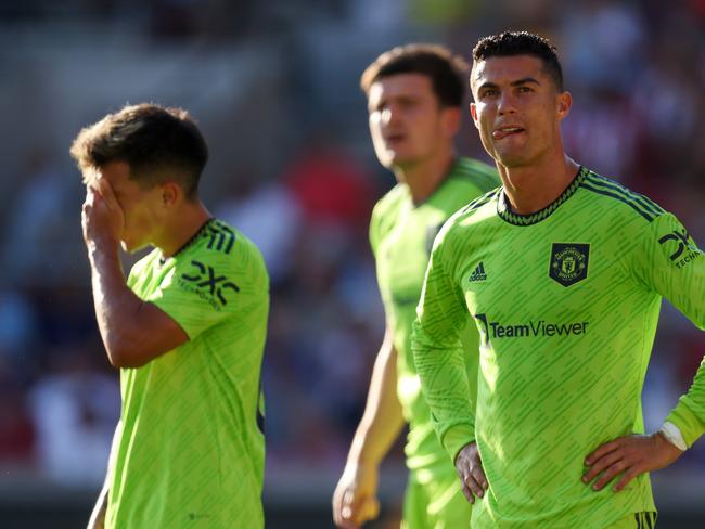 BRENTFORD, ENGLAND - AUGUST 13: Cristiano Ronaldo and Lisandro Martinez of Manchester United look dejected during the Premier League match between Brentford FC and Manchester United at Brentford Community Stadium on August 13, 2022 in Brentford, England. (Photo by Catherine Ivill/Getty Images)