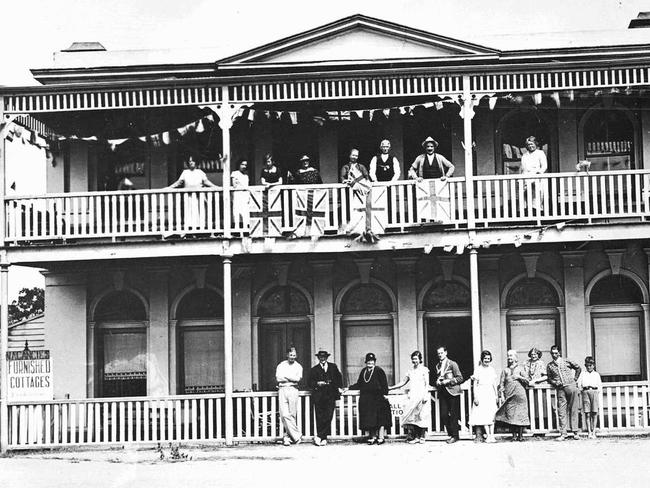 Leggatt's Coach House Hotel, Daylesford, during gold rush era.