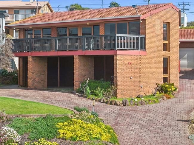 Original 1980s home smashes reserve by $1m