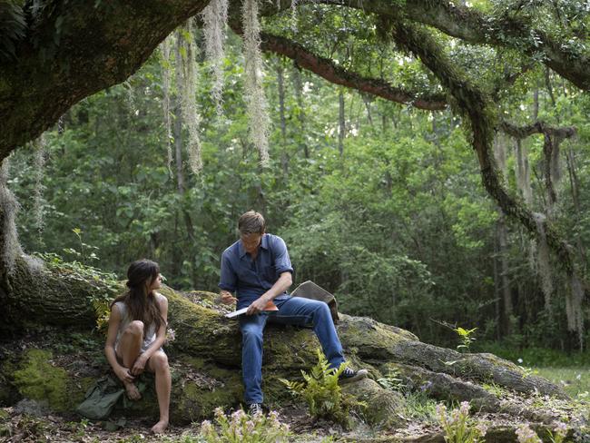 Kya (Daisy Edgar-Jones) and Tate Walker (Taylor John Smith) in Columbia Pictures' WHERE THE CRAWDADS SING.