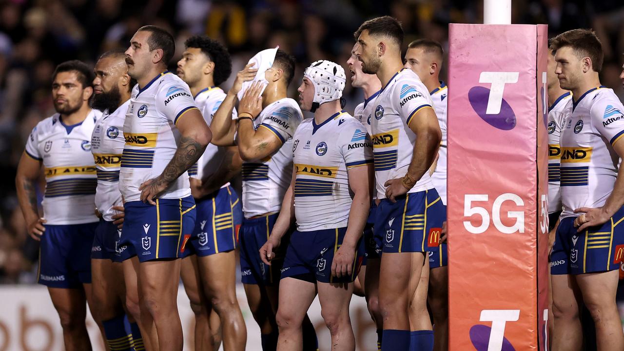 PENRITH, AUSTRALIA - SEPTEMBER 09: Eels players look on after a Panthers try during the NRL Qualifying Final match between the Penrith Panthers and the Parramatta Eels at BlueBet Stadium on September 09, 2022 in Penrith, Australia. (Photo by Mark Kolbe/Getty Images)