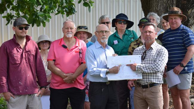 Rangewood residents with KAP Deputy Leader and Hinchinbrook MP Nick Dametto.