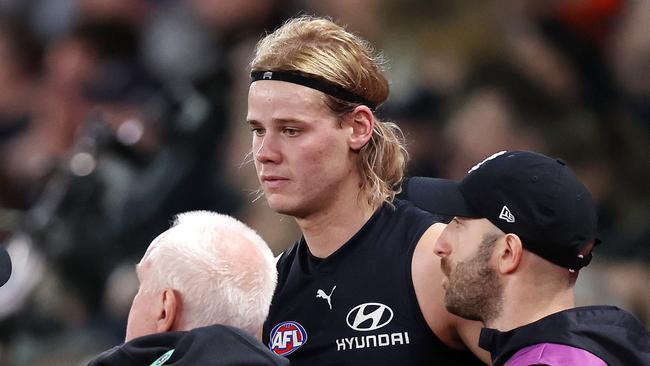 MELBOURNE, JULY 21, 2024: 2024 AFL Football - Round 19 - Carlton Blues V North Melbourne Kangaroos at Marvel Stadium. Tom De Koning of the Blues with the doctors. Picture: Mark Stewart