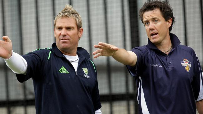 Shane Warne works with Bryce McGain in 2008.