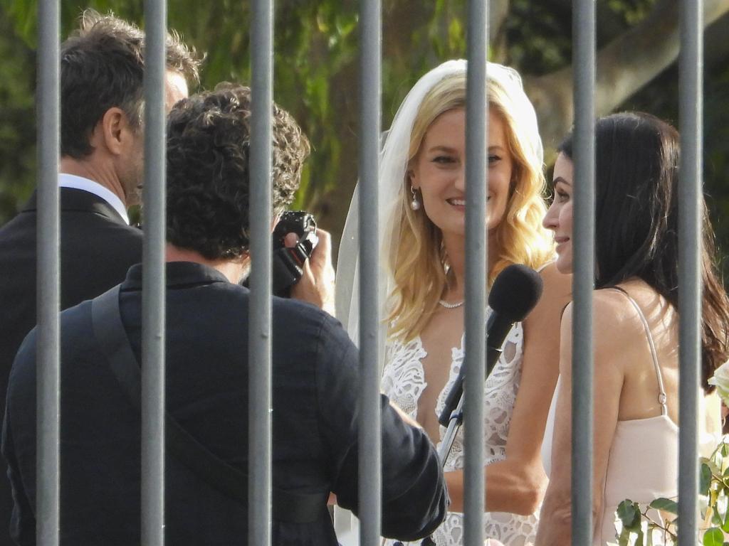 Cox addresses the groom Josh Horowitz and his bride Alexandria Jackson, an Australian-American film director/photographer who is the actress’ longtime family friend. Picture: ©MEDIA-MODE.COM