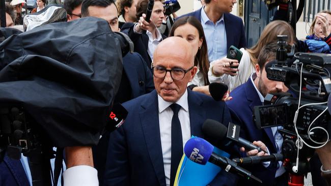 Leader of Les Republicains (LR) party Eric Ciotti (C) talks to reporters. Picture: AFP.