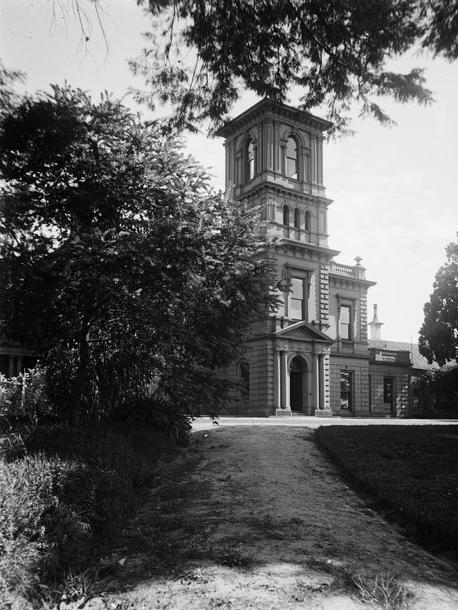 Exterior of the entrance to Travancore mansion in Flemington (1900-1950). Image courtesy of the State Library of Victoria.