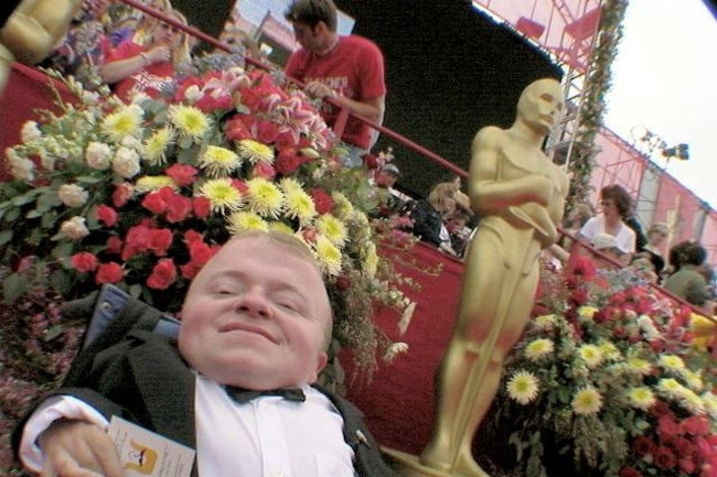 Quentin Kenihan crashes the 2001 Academy Awards.