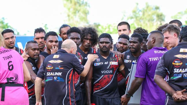 Brenton Toy instructs his Tiwi Bombers against Darwin Buffaloes. Picture: Celina Whan/AFLNT Media.