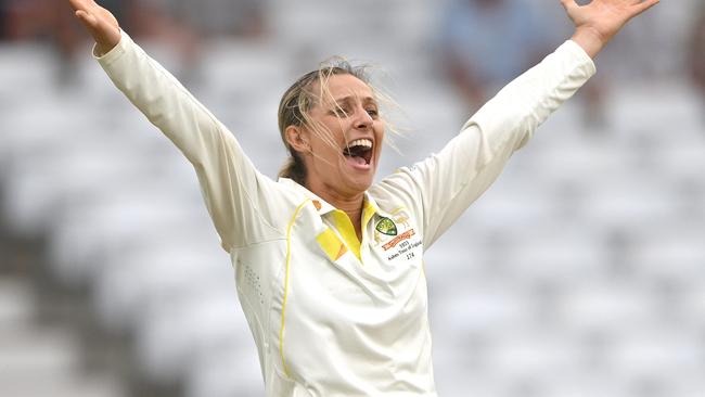 NOTTINGHAM, ENGLAND - JUNE 25: Australia bowler Ashleigh Gardner appeals with success for the wicket of Heather Knight during day four of the LV= Insurance Women's Ashes Test match between England and Australia at Trent Bridge on June 25, 2023 in Nottingham, England. (Photo by Stu Forster/Getty Images)