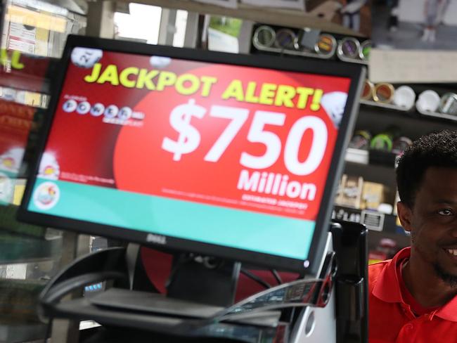 BOYNTON BEACH, FLORIDA - MARCH 26: Jackson Mauvais sells Powerball tickets to a customer at the Shell Gateway store on March 26, 2019 in Boynton Beach, Florida. Wednesday's Powerball drawing will be an approximately $750 million jackpot which would be one of the biggest in US lottery prize history.   Joe Raedle/Getty Images/AFP == FOR NEWSPAPERS, INTERNET, TELCOS & TELEVISION USE ONLY ==
