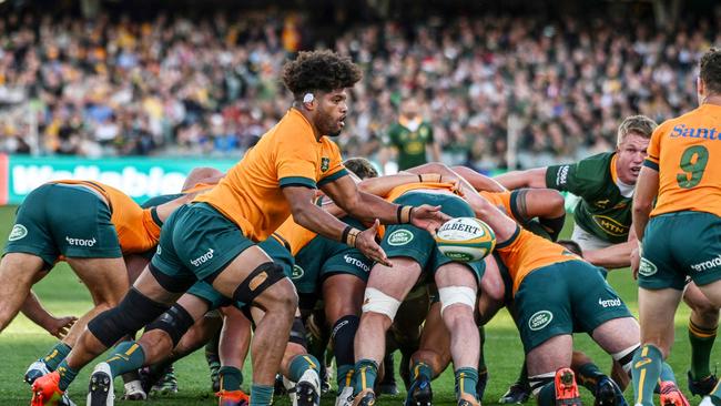 Australian player Rob Valetini passes from the scrum feed during the Rugby Championship match between Australia and South Africa at Adelaide Oval on August 27, 2022, in Adelaide. (Photo by Brenton EDWARDS / AFP) / -- IMAGE RESTRICTED TO EDITORIAL USE - STRICTLY NO COMMERCIAL USE --